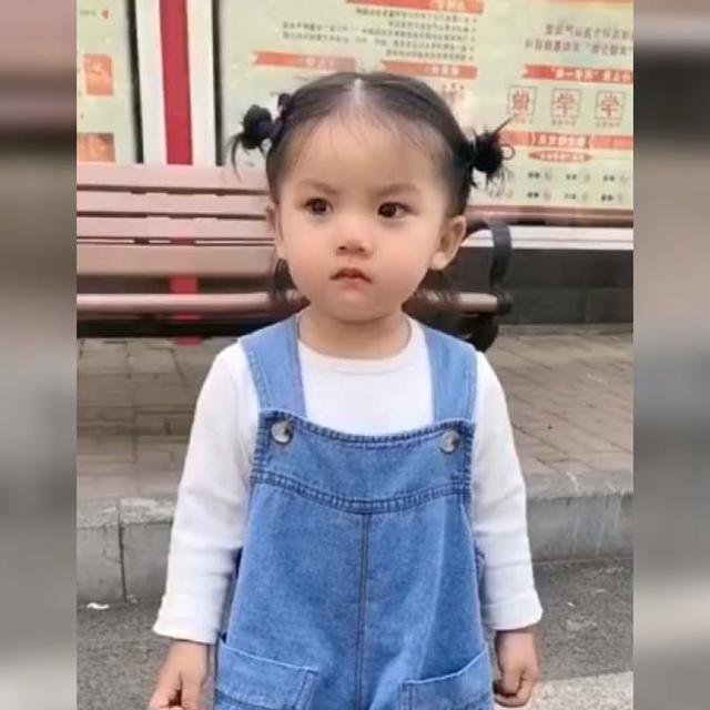 超级宝妈@萌娃强忍眼泪实力演绎“咬牙切齿”，网友：终究还是一人抗下所有