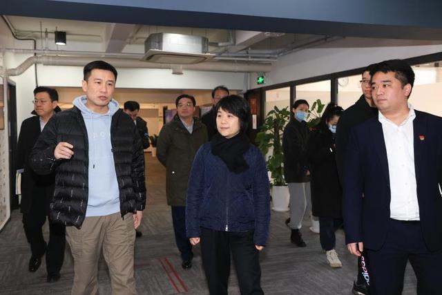 互联网|郭芳走访调研区内企业，鼓励深化科技创新