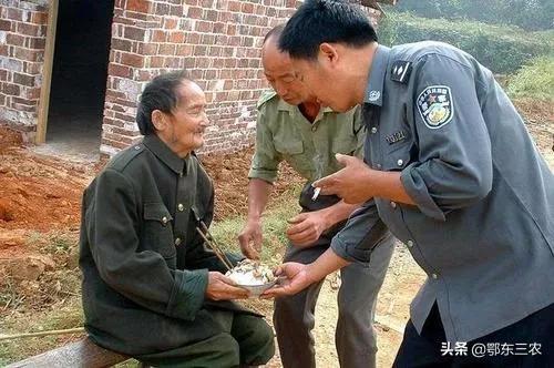 为何农村孤寡老人饮食不卫生，反而活得长寿？