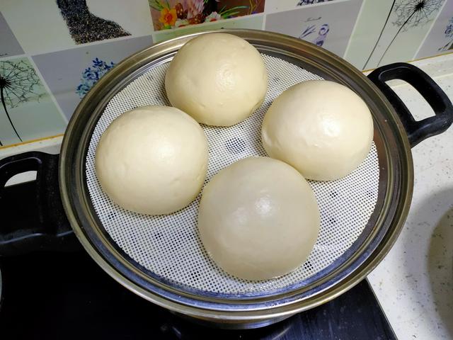 冬天蒸馒头，一次醒发可不够，牢记“三次醒发”，暄软好吃有嚼劲