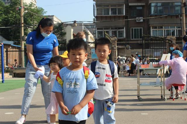 超级宝妈|对着镜头比个耶，天桥区幼教中心三幼的孩子们新学期入园欢乐多