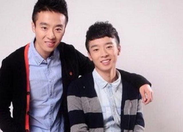 双胞胎兄弟，一个留在国内养，一个带到国外养，18岁重聚差距大