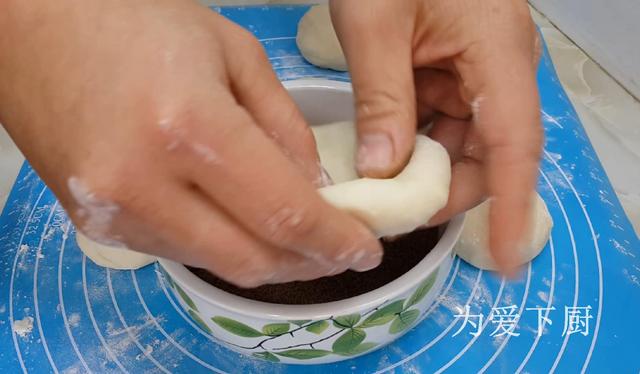 在家面粉别炸油条了，开水一烫，比蛋糕烧饼还香，真的非常美味