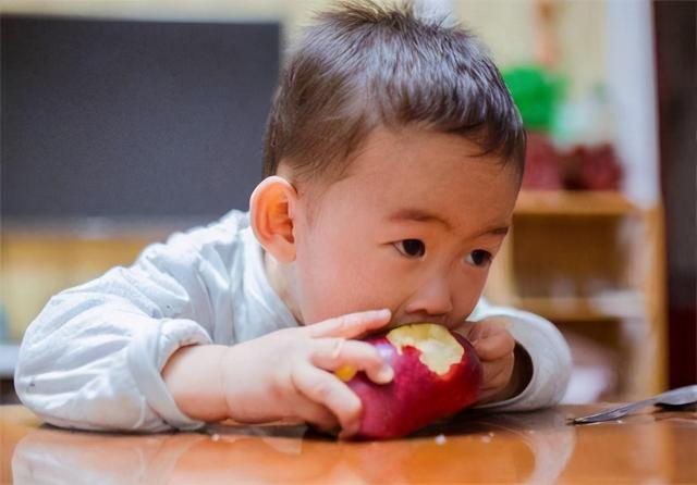 冬季带娃：娃再馋也别买这些水果，伤脾还积食，很多家长却还在喂