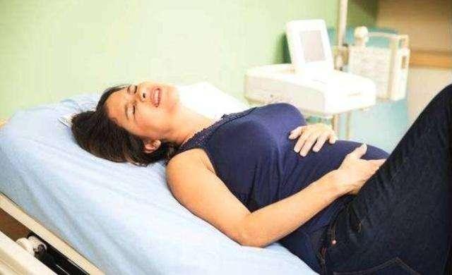 产妇生男孩后大哭，因生男孩更“伤身”，医生：别笑！有科学依据