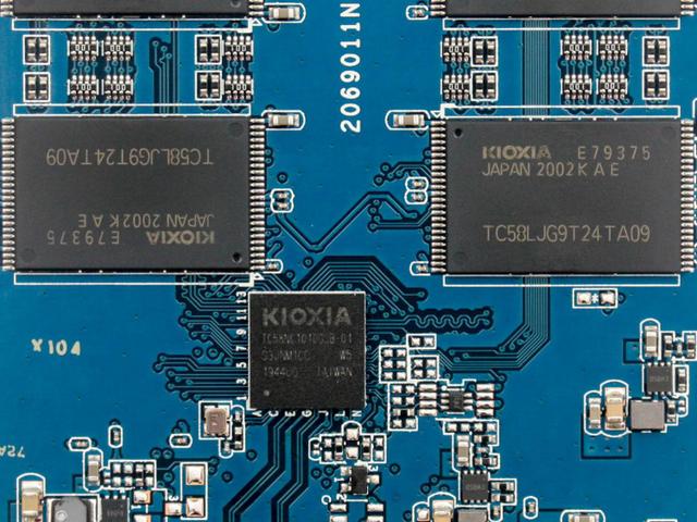 判断SSD的好与坏，除了闪存颗粒，主控芯片也很重要