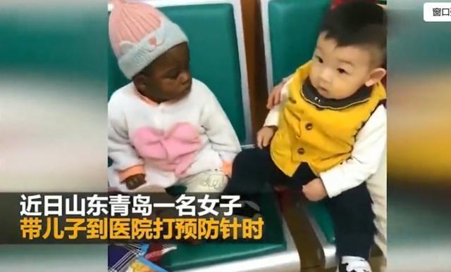 海绵宝宝不在家|5岁男宝遇黑人宝宝，相互打量一脸懵，网友调侃“我们不一样”