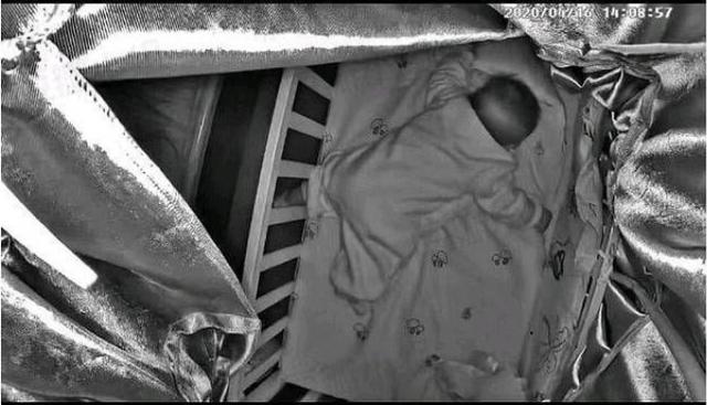 【超级宝妈】一门之隔，母亲目睹三个月大女婴死亡过程却无动于衷，原因何在？