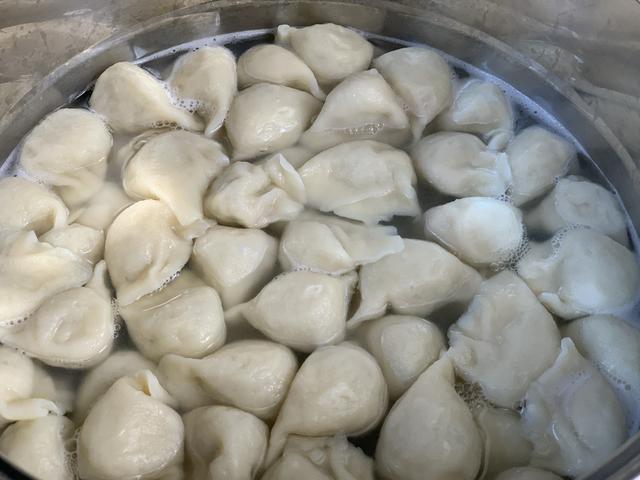 煮饺子时，不要水开就下锅煮！多加1步，饺子不粘锅不破皮