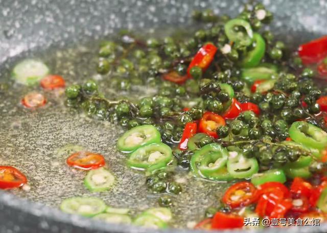 居家分享藤椒鸡的简单做法，鲜辣味美，肉嫩多汁，解馋的家常美食