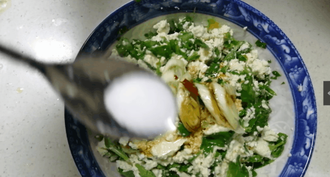 芹菜叶千万别再扔了，搭配2块钱食材，就能做出美味小凉菜