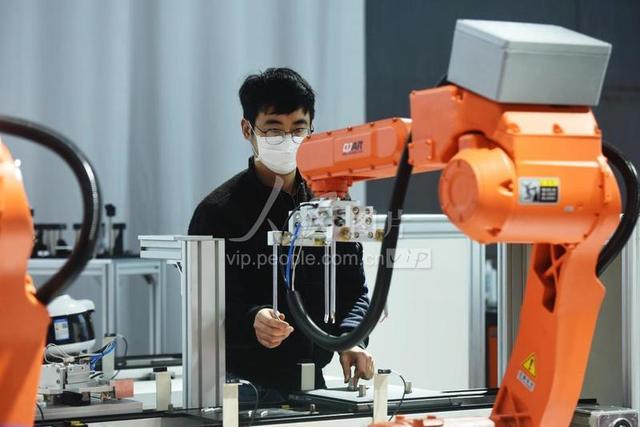 【人民图片】杭州：加快新款机器人生产 满足市场需求