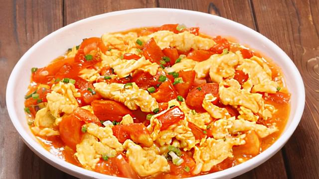 西红柿炒鸡蛋很多人第一步就没做对，难怪不好吃，教你饭店做法