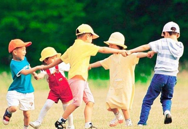 “出去浪”和“宅在家”的孩子，长大会有这4大差距，不止是性格