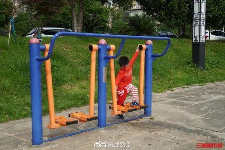 超级宝妈：心疼！4岁男童被这种器械夹伤，导致手指截肢！很多小区都有...