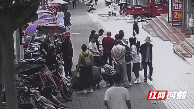 红网张家界:老人街头晕倒心跳停止 路过医生2000余次按压施救