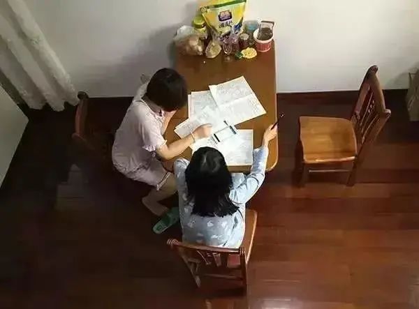 [暖先生格调]初三生父亲晒出女儿中考图，看哭万人： 孩子，读书虽苦，却是最容易的那条！