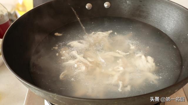 秋冬进补，试试这道平菇虾仁肉丝汤，清淡营养不油腻，家人都爱喝