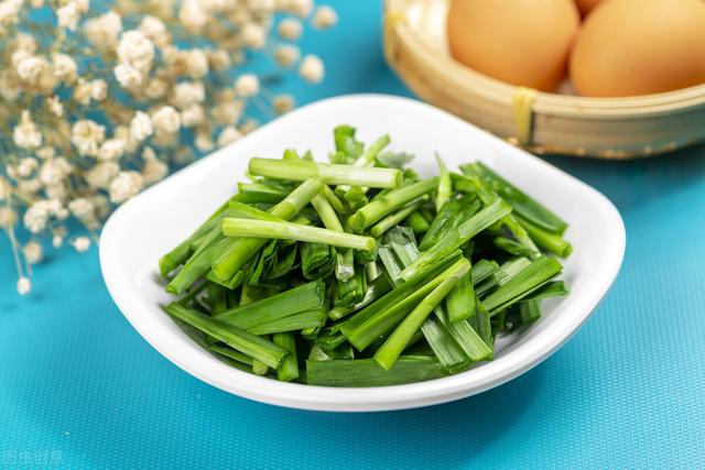 韭菜炒鸡蛋，分开炒还是合一起炒，3个步骤，教你韭菜翠绿炒不老