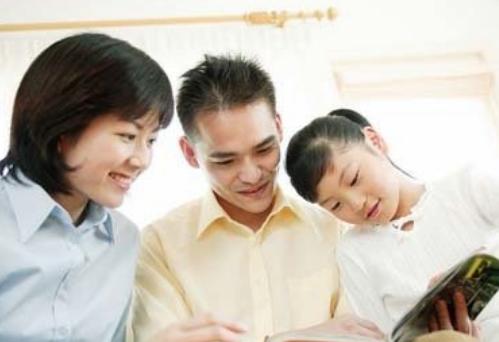 『超级宝妈』宝宝哭喊不让妈妈离开,家庭完整对孩子性格很重要,父母要注意