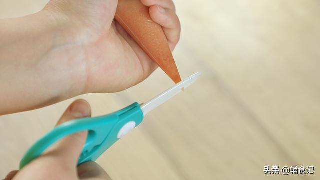 【超级宝妈】宝宝这样做，就证明他想吃辅食啦，赶紧收藏起来