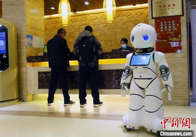 「中国新闻网」兰州酒店业推“无接触服务”机器人替人工上岗减少传染