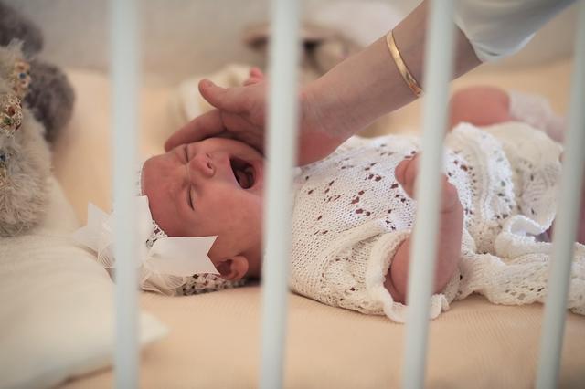健康学堂:确诊新冠肺炎的哺乳期妈妈,还能进行母乳喂养吗?