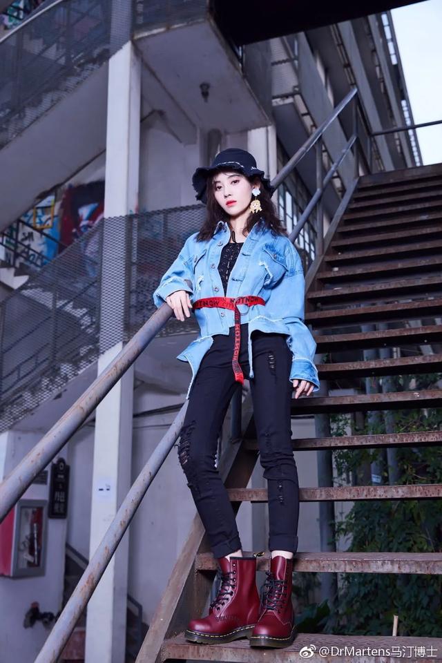 普拉达女王一顶帽子拯救你的穿搭!夏季时髦精搭配指南,可盐可甜超显脸小