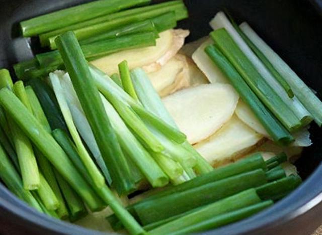 葱油焖鸡懒人做法：不放一滴水，出锅嫩滑爽口，葱香味十足