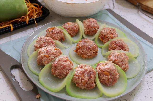 蒸着吃的“锦绣牛肉丸”，肉香浓，味道正，年夜饭上的拿手好菜