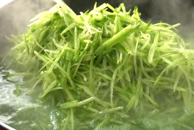 冬天就爱吃这馅的包子，不发面不烫面，皮薄馅足，一次至少吃4个