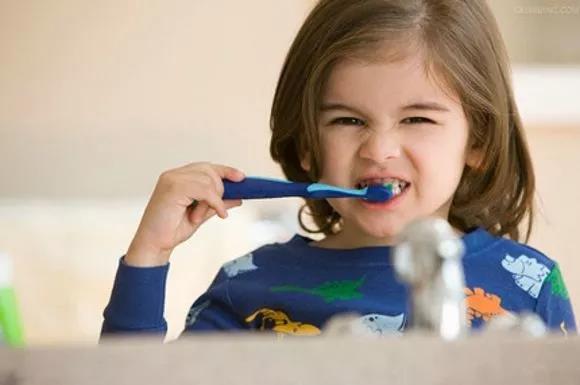 【健康学堂】孩子几岁开始刷牙？牙膏用量如何把握？