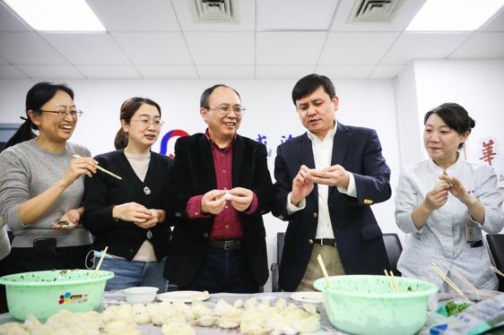 华山|小年夜华山感染进修医生迎新春，张文宏包起饺子，“今年将是中国人最团结的春节”
