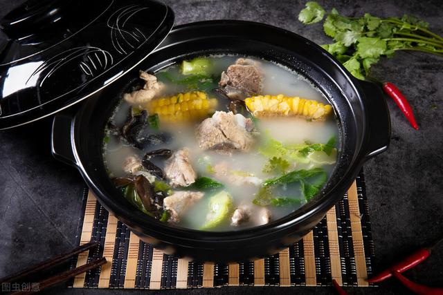 炖排骨时，焯水前加1步，炖出的排骨汤，奶白醇香无腥味