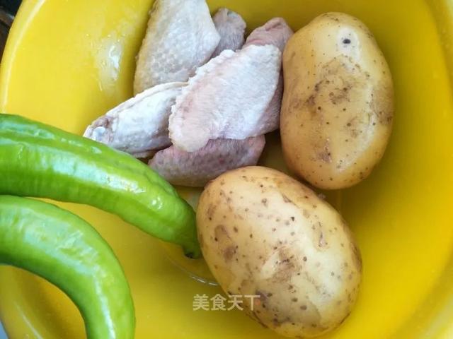 鸡翅炖土豆：全家都爱吃，配米饭简直停不下来