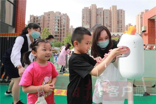 河南日报|萌宝重回幼儿园，郑州市首批幼儿园迎来复学复课