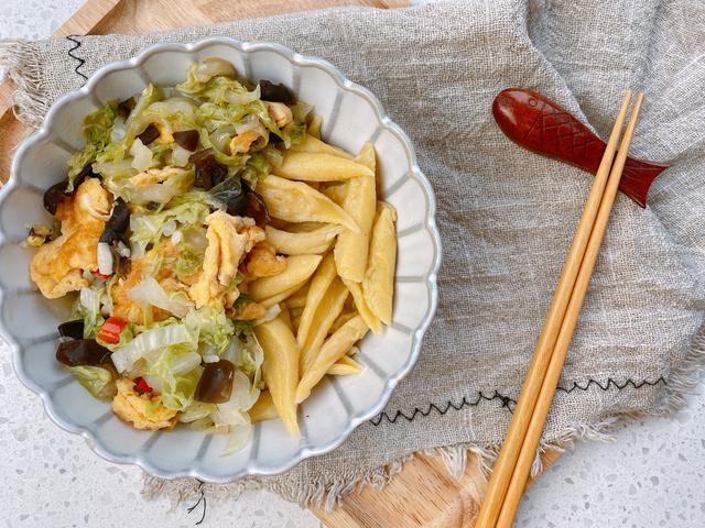 用南瓜做一个最简单的面条，不用擀面，口感爽滑筋道，营养又美味