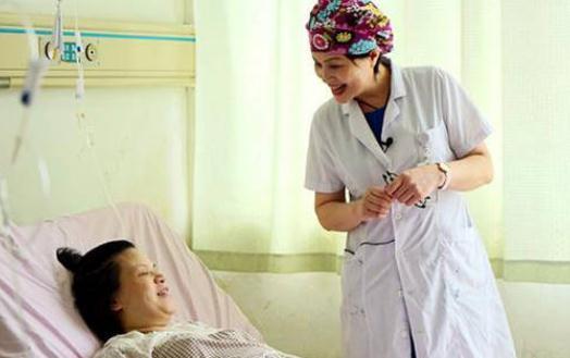 「超级宝妈」40岁高龄孕妈怀二胎，婆婆说肚里的娃死了才好，分娩后感谢婆婆
