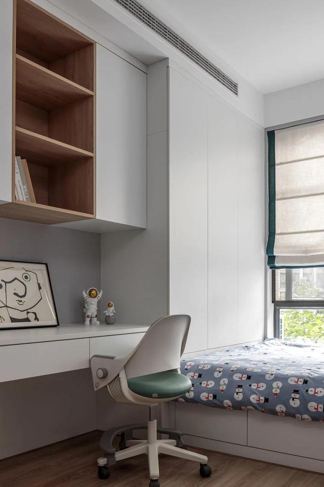 借助衣柜做悬空桌，办公梳妆置物3不误，如此实用叫谁还摆床头柜