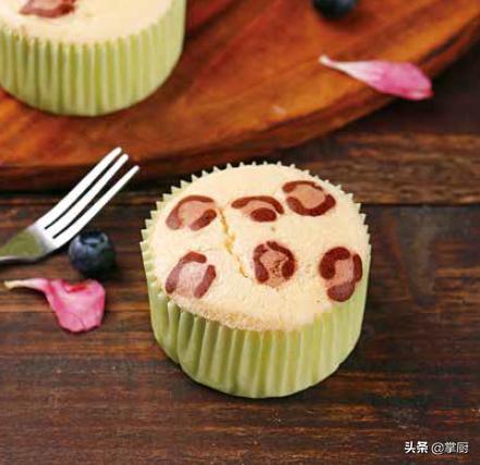 「超级宝妈」疫情期间孩子总哭闹要出去玩？不如让孩子在家试试一起动手做蛋糕