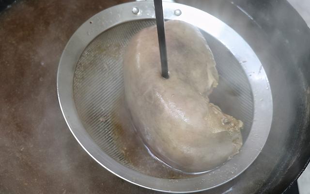 猪肝好吃但难卤，不要直接下锅，记住2个小技巧，鲜嫩不老无腥味