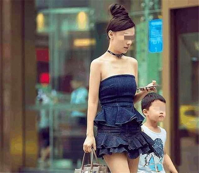『你的育儿经』宝妈穿着“清凉”接儿子，却被孩子同学取笑：你妈妈穿内裤出门