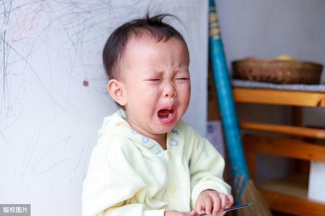超级宝妈■2岁男童摔进滚烫油锅：有一种可恶叫逗孩子玩，伤害超乎你的想象