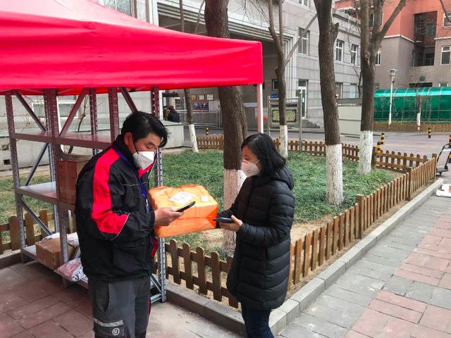 【北京日报客户端】北京一些小区允许快递小哥进了，不过要满足这些条件