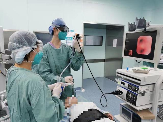 异物|4岁男孩肺炎反复三个月不见好，CT显示呼吸要道竟被“金属脚”封堵