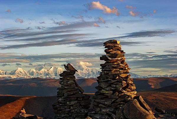 #旅行百事通#夕阳映照下的贡嘎山,让人在净化之中升华灵魂