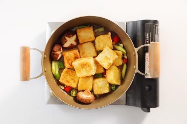 豆腐的100种做法之一，烹饪简单营养丰富，热乎乎吃一大碗，香