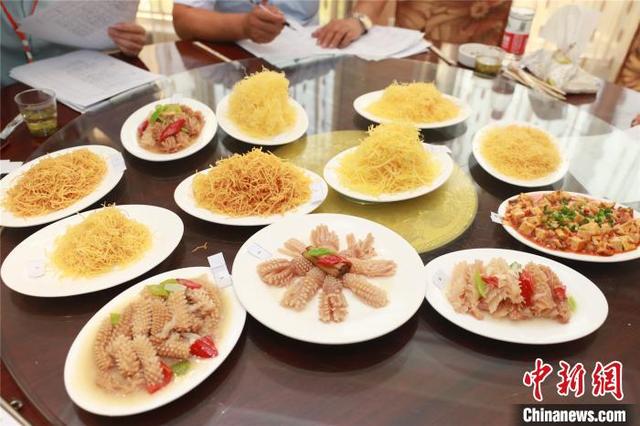参赛厨师们烹制的各色菜品 任良 摄
