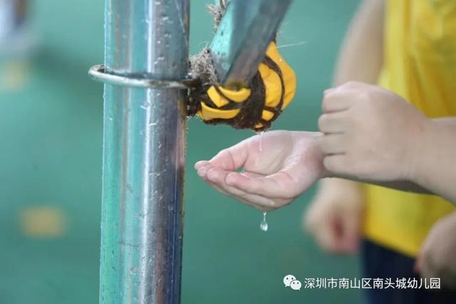 超级宝妈|谁说下雨天不能进行室外活动，这家幼儿园别出心裁做到了
