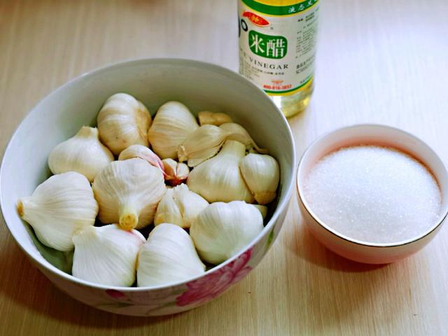 喝粥当然要搭配它，糖醋蒜几颗，一碗粥，早餐搞定